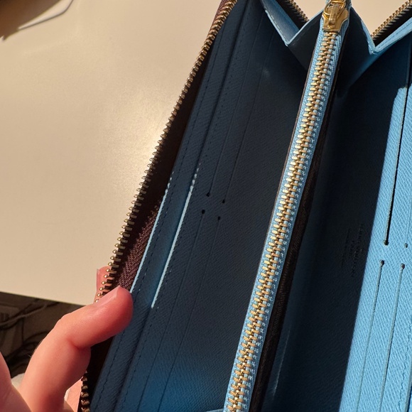 (Limited Edition) Louis Vuitton 2017 Christmas Animation Penguin Clemence Wallet - Picture 6 of 9